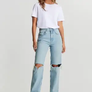 populära jeans från Gina, passar till allt👌🏽👌🏽köpta för 600kr, inte mycket använda. byxorna är något insydda då de var stora för att vara storlek 34, men de gjorde knappt någon skillnad så de är i princip som vanligt. Sömmen går förmodligen att sprätta upp då den är väldigt tunn (se sista bilden). 😝hmu om ni har frågor✌🏽