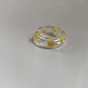 Nu finns denna fina gula blomm ring!💛köparen står för frakten! Det finns bara en utav denna fina ring!💛denna ringa har diameter måtet på 18 mm.
