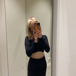 Kjol - Säljer min nya kjol använd en gång från newyorker! Svart med en slits på sidan. Den har en dragkedja på sidan 