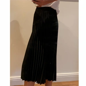 Svart kjol - Svart plisserad kjol från H&M i storlek 34