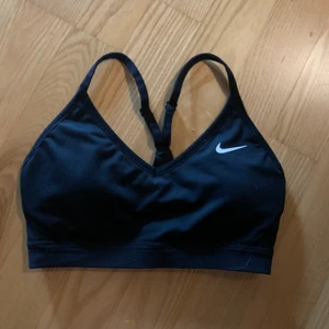 Sport-bh - Sport topp som är i bra skick lite nopprig på baksidan, säljs då den är för liten