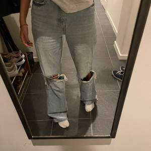 Vida zara jeans. Använda antal gånger. Storlek 34 med lång modell (är 171cm) Budgivning sker tills 20 augusti. Direkt pris kan diskuteras privat💕 