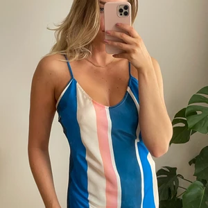 H&M klänning strl S - Klänning från H&Ms kollektion med lemlem by Liya Kebede. Otroligt fin och ger kroppen fantastiska former💕 klänningen är använd en gång och är precis som ny