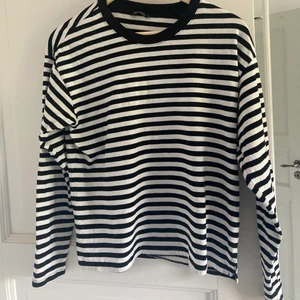 Randig tröja - Tröja från monki. Använd en gång därav fint skick, köpare står för frakt💙⚡️