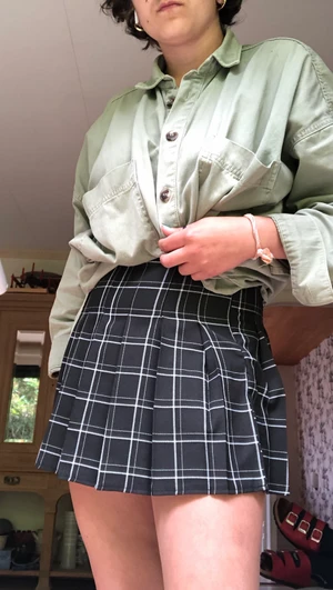 Svartrutig tenniskjol stl M/S - Säljer denna sjukt snygga tenniskjolen åt min kompis då den inte passar i storlek. Under kjolen finns svarta shorts!! Den är köpt på en asiatisk hemsida som heter Lianox i början av sommaren🤠 storleken är M men den passar XS/S🦎endast använd 2 gånger, varav en av gångerna var för att prova den och den andra för fotot ovan. Den kommer i sin originala påse🧚🏽 frakten ingår i priset!