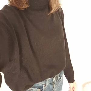 Stickad polotröja  - En svart stickad polotröja som inte kommer till användning. Den är i fint skick. Priset går att förhandlas. Du står för frakten 📦💕