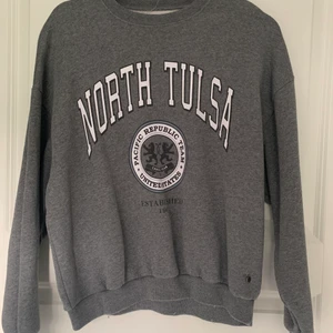 Pull and bear - Säljer denna tröja då den inte andvänds, är i fint skick. Köpt på pull and bear i Teneriffa. Köp dit för 250kr☺️