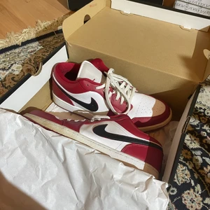 Jordan 1 lows - Knappt använda Jordans. Har en liten crease. Men annars i perfekt skick. Storlek 45. Lite chippad 