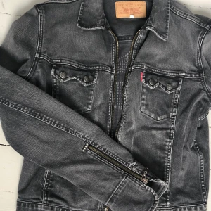 Levi’s svart jeansjacka  - Intressekoll på min svarta levi’s jeansjacka. Perfekt skick. Passar storlekarna S-L skulle jag säga men L i jackan. Tycker själv mycket om den och vill inte sälja för mindre än 500kr.