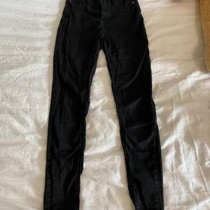 Svarta skinny jeans ifrån Gina Tricot i modellen Molly, storlek S 
