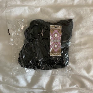 Oöppnad svart v-ringad knyt tröja  - Helt oöppnad exakt samma modell som den vita men o svart, man knyter själv efter hur v-ringat man vill ha det. 