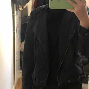En mörkblå jacka  - Detta är en ganska kort mörkblå zara jacka  i stl m , den är jättefin men inte riktigt min stil , så jag har inte andvänt den så mycket 