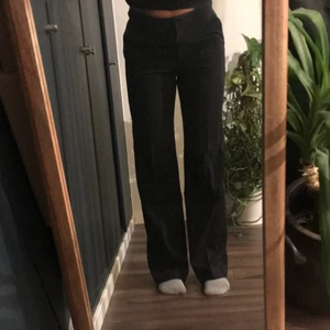 Blåa kostymbyxor med rutmönster - Marinblåa kostymbyxor med stora rutnätsmönstet i beige antog färg. Jättesnygga och ganska lågmidjade men de är lite för små. Köparen står för frakten! 