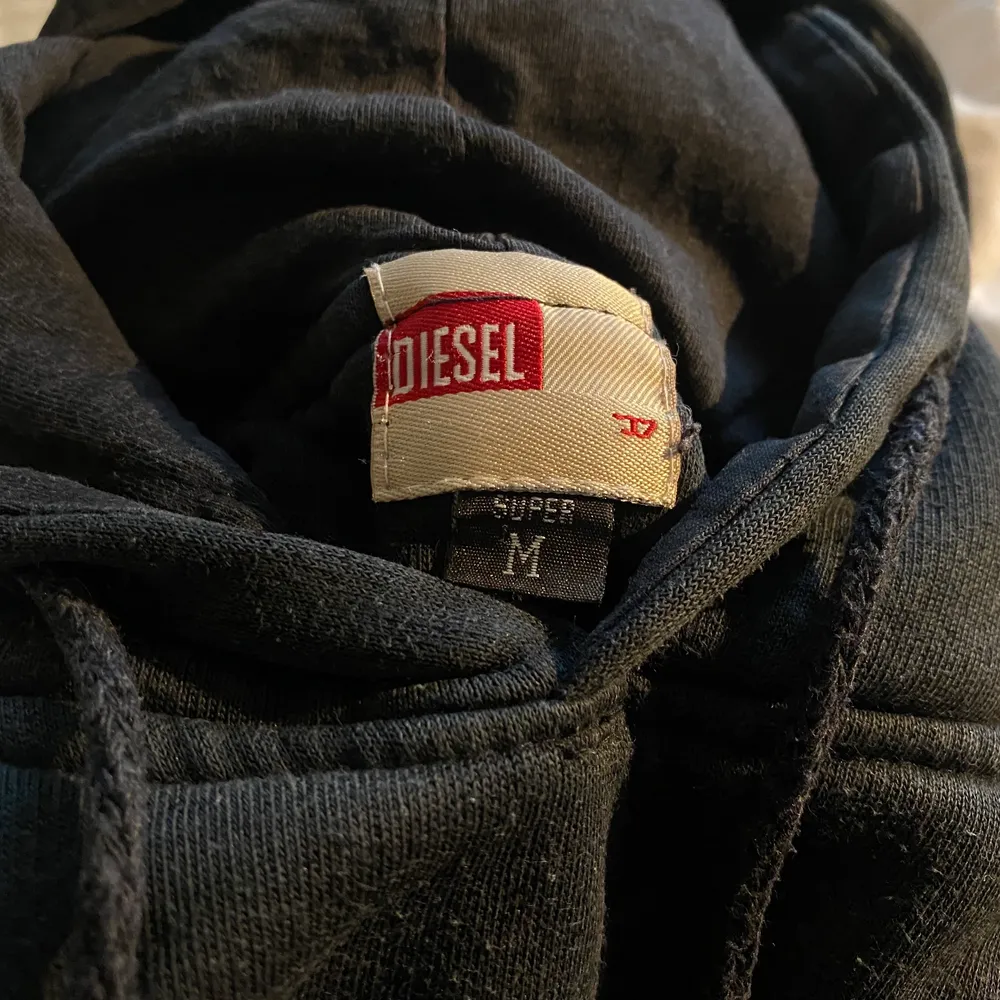 Snygg lite oversized svart hoodie ifrån diesel! Köpt på humana men den har knappt kommit till användning:) Bra skick ända problem för mig är att 