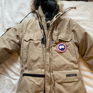 Canada Goose jacka - Canada Goose jacka i park expedition modellen. Fick den i present av min mor som köpte den  på blocket för 6000 kr förra året. Supervarm och skön men säljer då jag ska köpa en ny till denna vinter. Storlek Medium ungefär. Går till knäna men skulle säga att den passar folk upp till XL om man vill ha den tajtare. Hör av dig för diskussion om pris ev. Frågor ❤️ jag har s/m och den passa bra, lite oversized. Unisex, SÄLJER EJ FÖR 1000, behövde bara skriva in en siffra under pris. Kontakta mig!