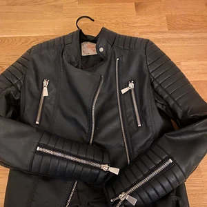 Skinn jacka  - Jätte snygg och väl använd skinn jacka, i storlek 38. Jätte fin passform och i fake skinn. Har dock ett litet hål i tyget under armhålan i jackan men det är ej synligt. Går att skicka men då tillkommer frakten.