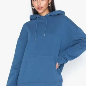 Hoodie - Blå oversized hoodie från NLY Trend, använd en gång. Strl. M