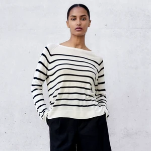 Randig tröja från zara - Randig tröja från zara, jätteskönt material! Storlek S men passar även XS. Helt slut i lager. Nypris 160kr 💕 buda från 150kr