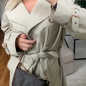 Vintage Trenchcoat - Säljer en jättesnygg Trenchcoat som jag köpt vintage. Superfin kvalite, perfekt att köra lager på lager med nu i höst.   Jag är en storlek S och på mig sitter den snyggt oversize! Ett måste att ha i garderoben. 🌸
