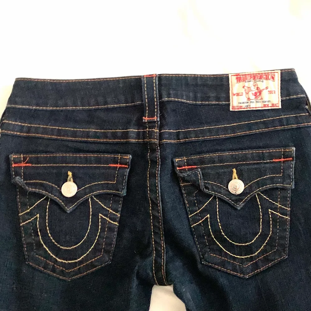 par true religion jeans jätte snygg men tyvärr kmr nt till användning! Low waist och bootcut 🙌🏻🥶 midjemått är 39, innerben 74. Jeans & Byxor.