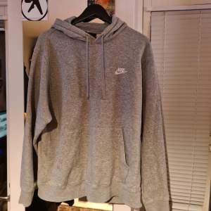 Vanlig grå Nike hoodie, storlek L. 