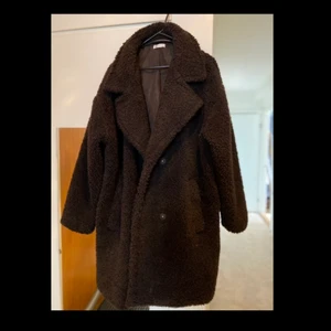 Pälskappa  - Säljer min pälskappa för att den har tyvärr inte kommit till användning. Köpte den på Cubus för 450kr. 