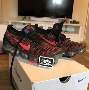 Nike vapormax 2020 - Säljer ett par Vapormax när jag gick hem dom så var dom lite för stora och dom gick inte att skicka tillbaka orgiern priset på dessa är 1800 säljer för 900 + 50 kr frakt skriv till mig om ni har nån fråga eller är intresserade 