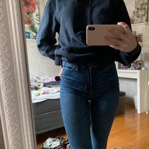 Högmidjade jeans från Hollister - Säljer dessa mörkblå jeans från hollister då de inte kommer till användning. Fina vanliga tighta jeans som passar till i princip allt:) köparen står för frakt. Priser kan självklart diskuteras, skriv gärna om du har frågor eller vill ha flera bilder på Jeansen💓