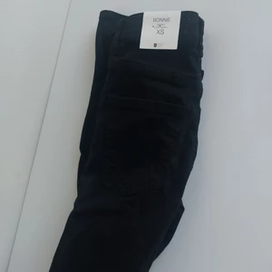 Nya jeans bonnie xs svarta - Mycket stretch, strl xs men passar även s. Låg/normal midja. Frakt 66kr spårbart 