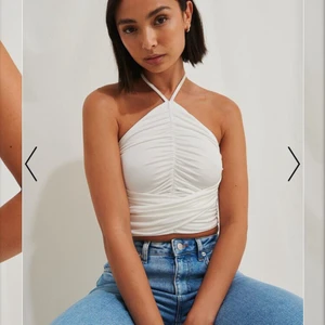Vit topp - Vit topp som är oanvänd från nakd, hann inte returnera den i tid. Det är en storlek S🥰slutsåld på nakd hemsida och den är från Moa Mattssons kollektion.köpt för 229kr