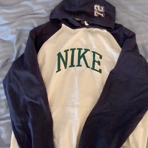 Nike hoodie - Supersnygg vintage Nike hoodie köpt här på plick, säljer pga att den inte kommer till användning längre💞 skriv om du har några frågor eller fler bilder!<3