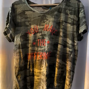 T-shirt militärfärgad med rosa text - Storlek L men passar M. 