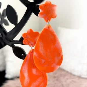Orange örhängen  - Örhängen är gjorda av   fimolera Färgen kan skiljas i verkligheten   Följ min Instagram för mer @clay_konst Står ej för postens slarv 