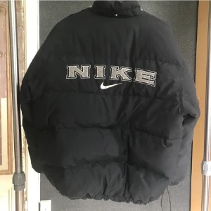 Nike pufferjacka - (INTRESSEKOLL) på min Nike jacka som jag köpte på Plick för ett år sedan. Använd under förra vintern. Finns några hål (tredje bilden) och försök på lagning under Nike märket på framsidan av jackan, men går säkert och fixa❤️ BUD FRÅN 400kr
