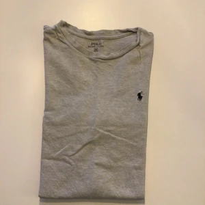 Grå Ralph Lauren t-shirt  - Använd men fint skick! Skriv vid frågor