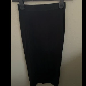 Svart kjol - Denna kjolen är väldigt tight, grövre i tyget, och sitter perfekt för att klä upp. Ifrån Zara i storlek S, skulle även kunna vara en XS. Meddela gärna för fler bilder på plagget, fraktpriset varierar beroende på vart plagget skickas 💓