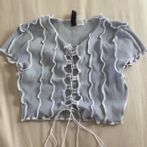 En jätte fin öppen tröja\ topp  - En tröja\topp kommer från h&m jätte fin passar perfekt men kommer inte till användning hos mig. Helt oanvänd 