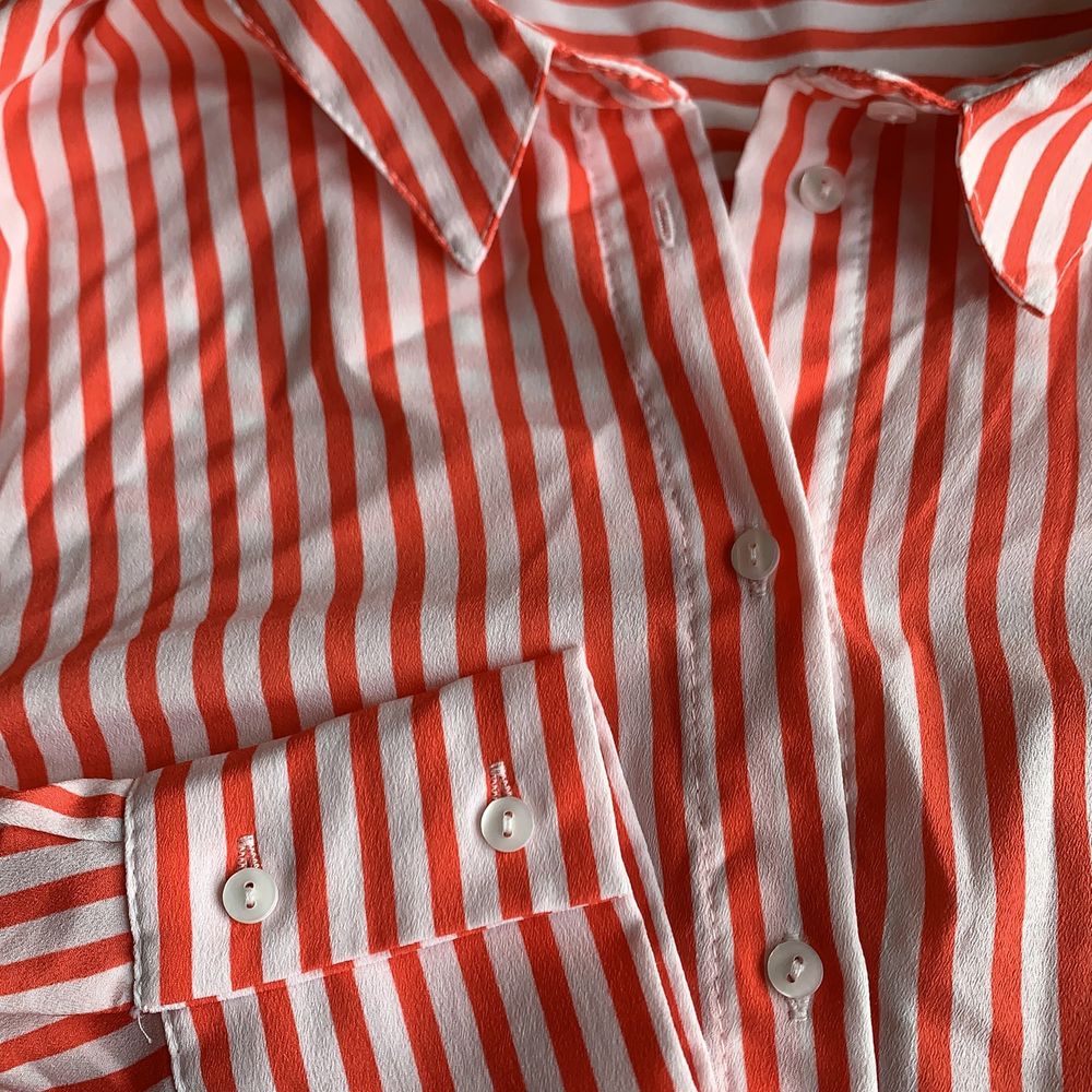En röd vit randig skjorta från Vero Moda. Storlek M men blir självfallet endast mer overzized ifall du har mindre storlekar i vanliga fall. Frakt tillkommer eller så möts vi upp i sthlm. Skjortor.