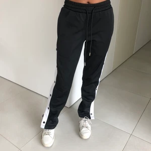 Urban Classics byxor  - Svarta baggy byxor med knappar vid sidorna. Väldigt sköna och endast använda 1 gång, så är i väldigt fint skick💙😇