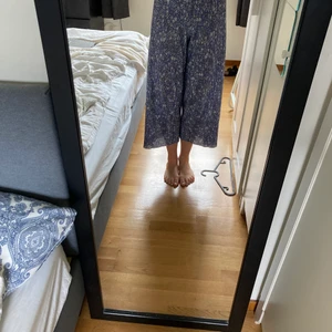 Vida luftiga byxor - Perfekta luftiga culotte byxorna för en varm dag, säljer pga för stora(strl M), väldigt stretchiga i midjan. I använt skick🌟