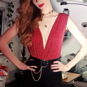 Glitter röd body - Superfin body! S. Samfraktar ❣