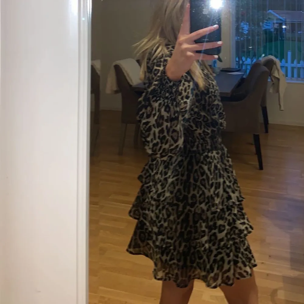 Leopardmönstrad klänning från Gina Tricot. Storlek 36.🥰. Klänningar.