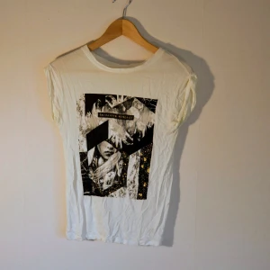 T-shirt från Gina Tricot  - En t-shirt från Gina Tricot i storlek XS. I bra skick 🙂