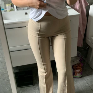 Kostymbyxa  - Väldigt fin kostymbyxa från gina tricot, storlek xxs men passar mig som har 36/38 i byxor. Väldigt stretchiga och sköna💗🥰 