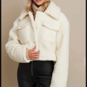 LINN AHLBORG Teddy jacka nakd  - Säljer en Teddy jacka från NAKD som Linn Ahlborg har designat, köptes förra vintern men har itne använts något pga av att jag använt en annan jacka. Budgivning 💕