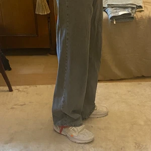 Vida byxor  - 1 bershka       2 weekday    3 Weekday 