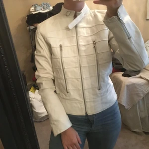 BROOKER jeanswear collection 36 - Snygg Skinnjacka från BROOKER i storlek 36 smått smutsig men går att tvätta av. Detaljer vid kragen. 