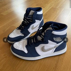 Jordan - LÅNAD BILD. Air Jordan 1 Retro High Midnight Navy. Fint skick och har endast använt några fåtal gångar. Skriv privat vid intresse för bättre bilder!