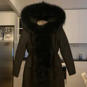 Vinterjacka med dun,  svart päls (tvättbjörn) waterproof, avtagbar päls i krage och luva. köpt för 3999 förra vintern, som ny, säljs för 1500kr 