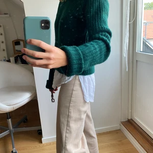 Grön stickad tröja - Säljer denna gröna stickade tröjan. Ca strl S men funkar även på M. Köpare står för frakt, kan annars mötas upp i Göteborg. 